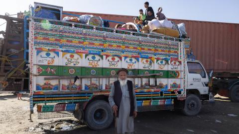 Daftar Khan steht bei seiner Ankunft in Torkham vor einem vollgepackten Lastwagen