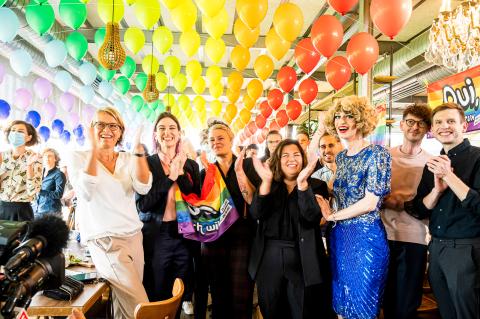 Angehörige der Lesbenorganisation Schweiz, von Pink Cross und Operation Libero feiern das Abstimmungsresultat zur «Ehe für alle»