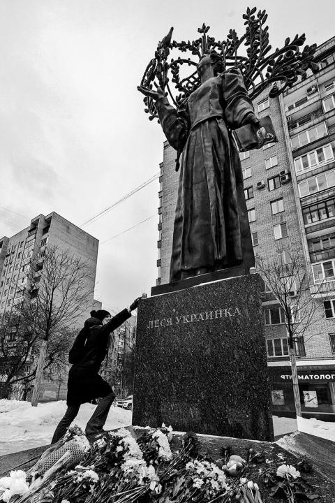 Blumenprotest am Denkmal der Schriftstellerin Lessja Ukrajinka in Moskau, 24. Februar 2023
