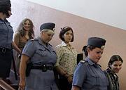 Die drei Mitglieder der Punkband Pussy Riot werden in Moskau zur Gerichtsverhandlung eskortiert.