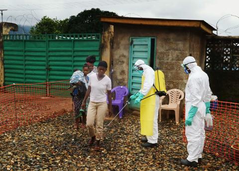 Im Süden von Sierra Leone werden Menschen vor dem Spitalbesuch desinfiziert