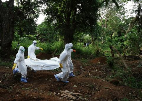 Ein «Burial Team» trägt einen an Ebola verstorbenen Mann zu Grabe.