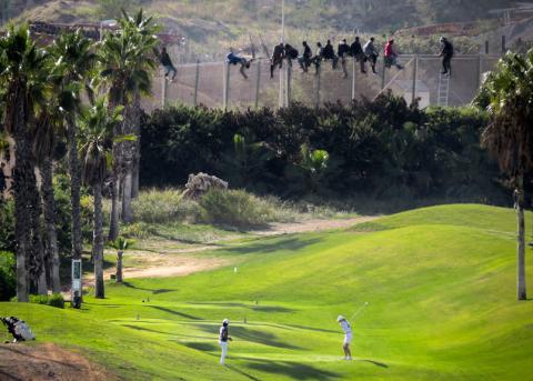 Migranten versuchen, den Zaun zwischen Marokko und der spanischen Exklave Melilla zu überwinden.