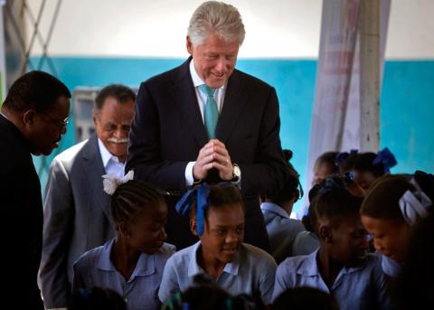 Bill Clinton mit Einheimischen auf Haiti