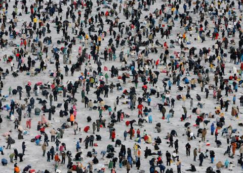 Menschenmenge: koreanischen EisfischerInnen