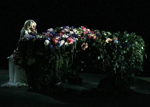 Lady Gaga während ihres Konzerts in Baku