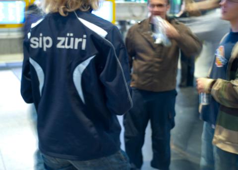 Eine Sip-Angestellte im Bahnhof Zürich.