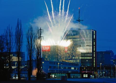 Feuerwerk auf dem Dach des SRF-Gebäude in Zürich Oerlikon