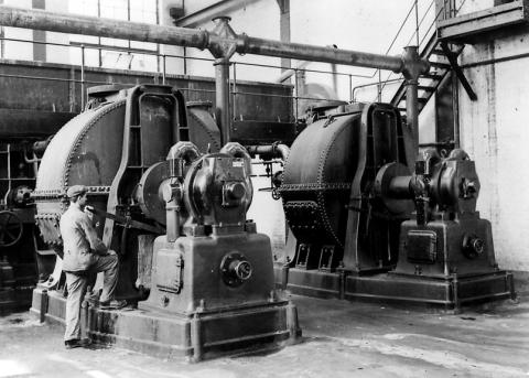 Arbeiter in einer Fabrik um 1929.