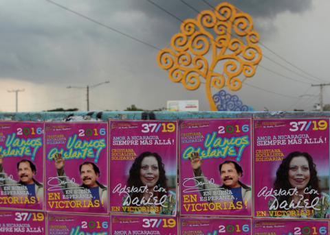 Plakate mit Abbildungen von Rosario Murillo und Daniel Ortega