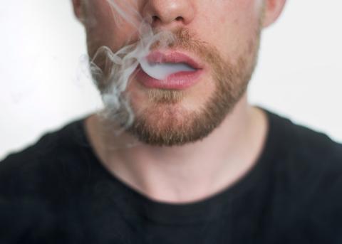 Cannabis rauchende Person (Symbolfoto)