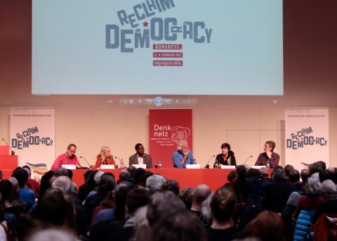 Foto eines Podiums am Basler «Reclaim Democracy»-Kongress