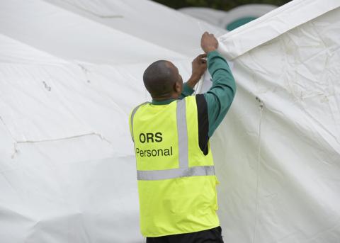 Ein ORS-Mitarbeiter am Donnerstag, 20. August 2015, im Erstaufnahmezentrum Traiskirchen.