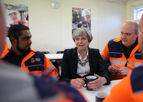Premierministerin Theresa May besucht Stahlarbeiter im englischen Scunthorpe