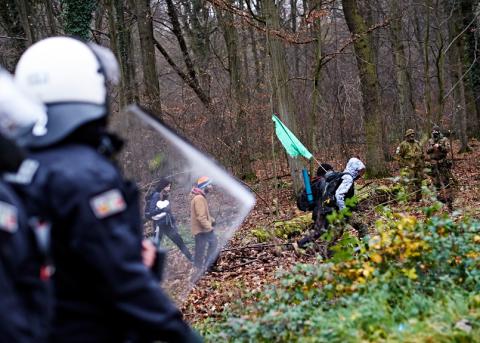 Anti-Kohle-AktivistInnen und Bereitschaftspolizei im rheinländischen Wald