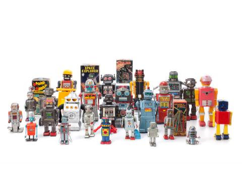 Gruppenfoto von freundlichen Spielzeug-Robotern