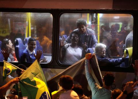 Anhänger des Präsidentschaftskandidaten Jair Bolsonaro belagern einen Bus in Rio de Janeiro