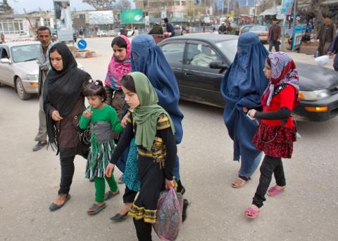 Frauen überqueren eine Strasse in Kunduz, Afghanistan
