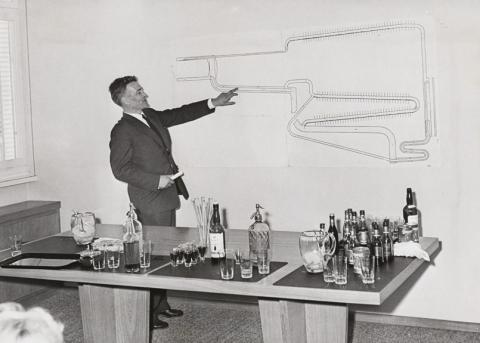 Unternehmer Hans Stierlin in den sechziger Jahren in seiner Kühlschrankfabrik Sibir