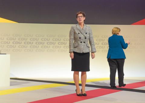 Die neue CDU-Generalsekretärin Annegret Kramp-Karrenbauer und Kanzlerin Merkel