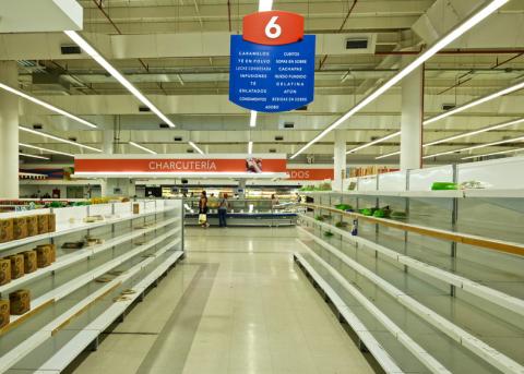 leere Regale in einem Supermarkt in Venezuela