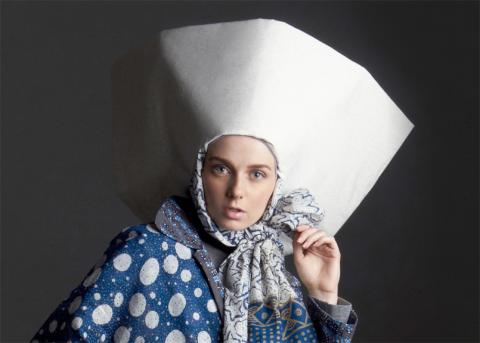 Frau mit einer modischen muslimischen Kopfbedeckung