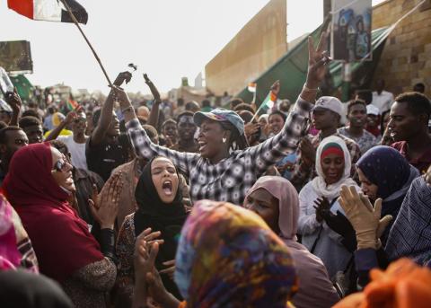 Demonstrantinnen in Khartum bejubeln die Verhaftung des sudanesischen Präsidenten Umar al-Baschir
