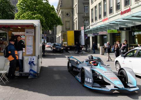 Formel-E-Fahrer Sébastien Buemi auf einem Promofahrt durch Bern