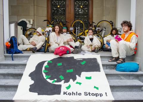 AktivistInnen beim Hauptsitz der Credit Suisse in Zürich