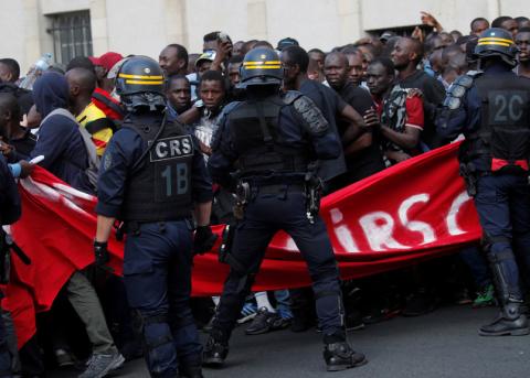 Szene nach der Besetzung des Panthéon in Paris durch protestierende Papierlose am 12. Juli