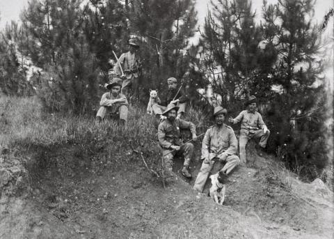 Hans Christoffel und Major van Daalen mit weiteren Soldaten in Aceh