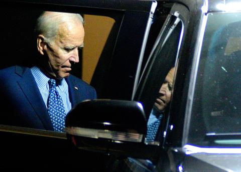 Präsidentschaftskandidat Joe Biden steigt in ein Auto ein