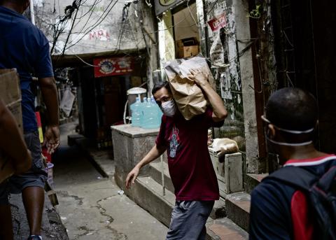 Hilfsorganisationen verteilen Seife und Desinfektionsmittel in der Favela Rocinha in Rio de Janeiro