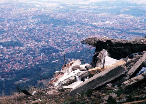 Überreste eines mit Uranmunition zerstörten Sendeturms in der Nähe der Stadt Vranje, August 1999