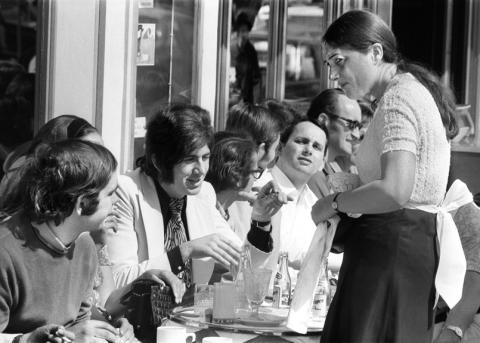Symbolbild: Kellnerin beim Servieren, 1970