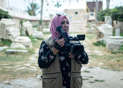 Reporterin Eman Ben Amer auf dem Gelände des Mark-Aurel-Triumphbogens in Tripolis