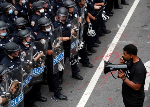 Ein Black-Lives-Matter-Aktivist steht Polizisten vor dem Rathaus von Manhattan gegenüber