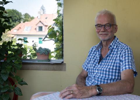 Peter Klein auf seinem Balkon in Bern