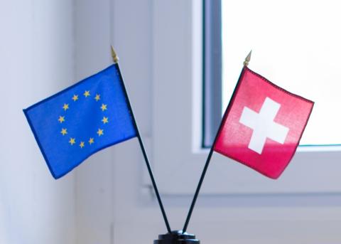 Fähnchen der EU und der Schweiz