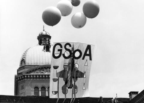 Aktion in Bern anlässlich der Einreichung der F/A-18-Initiative am 1. Juni 1992: Poster welches an Ballonen hängt