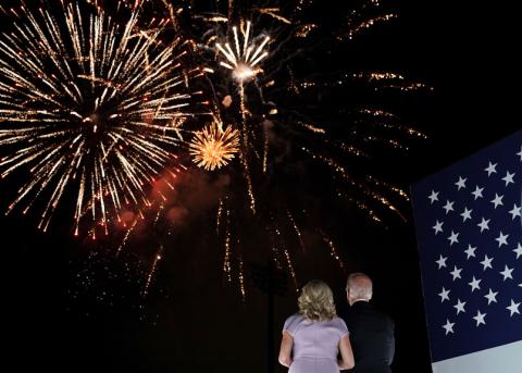 Joe Biden mit seiner Frau Jill vor einem Feuerwerk am Himmel, nachdem er am 20. August als Kandidat der Demokratischen Partei nominiert wurde