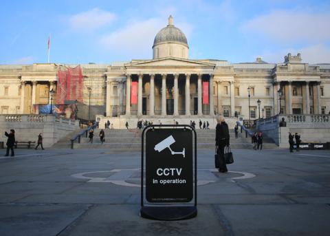 CCTV-Hinweisschild vor der National Gallery in London