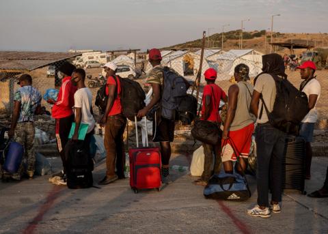 Warteschlange von Flüchtlingen vor dem neuen Camp in Moria