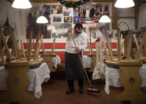 Personal putz den Boden eines Davoser Restaurant