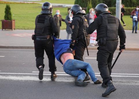 Polizei bei der Verhaftung eines Demonstranten in Minsk