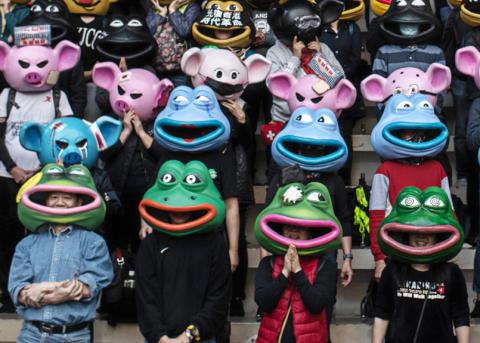 Personen mit Tiermasken an einer Demonstration in Hongkong
