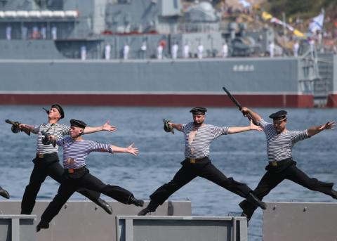 tänzerische Vorführung anlässlich des Tags der russischen Marine am 26. Juli in Sewastopol
