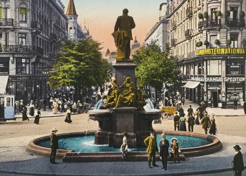 Alte Postkarte: Alfred Escher blickt die Bahnhofstrasse in Zürich hinab