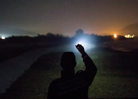 Bosnischer Polizist auf Patrouille an der Grenze in der Nacht