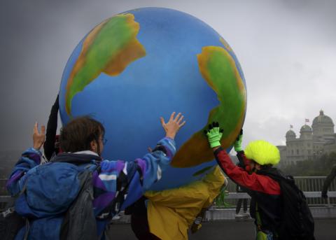 Demonstranten mit einem Erdball an einer Klimademo